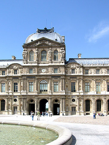 Louvre mit Brunnen Foto 