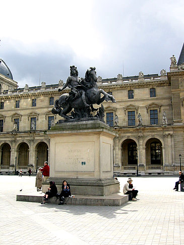 Statue vor dem Louvre Fotos