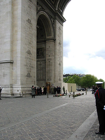 Vor dem Triumphbogen - Ile de France - Paris (Paris)