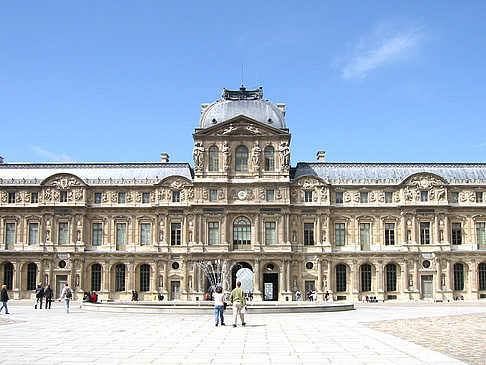 Foto Louvre mit Brunnen