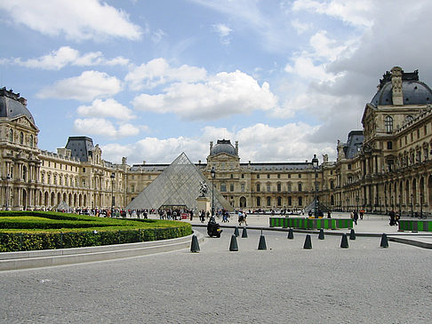 Louvre mit Pyramide Fotos