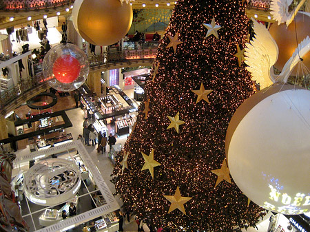 Weihnachtsbaum der Galeries Lafayette Foto 