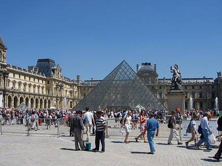 Louvre und Pyramide Fotos