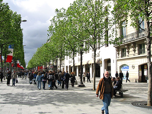 Straßen vor dem Louvre Fotos