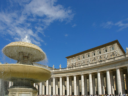 Brunnen mit dem Apostolischen Palast - Vatikanstaat