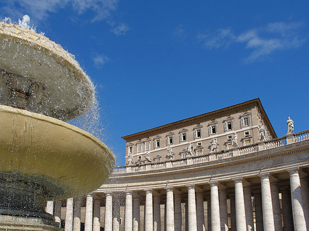 Brunnen mit dem Apostolischen Palast - Vatikanstaat