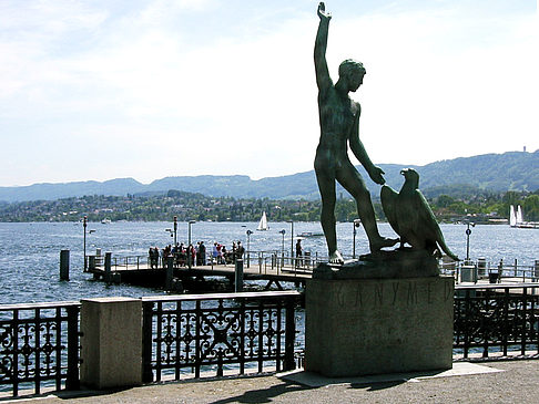 Statuen auf der Brücke - Zürich (Zürich)